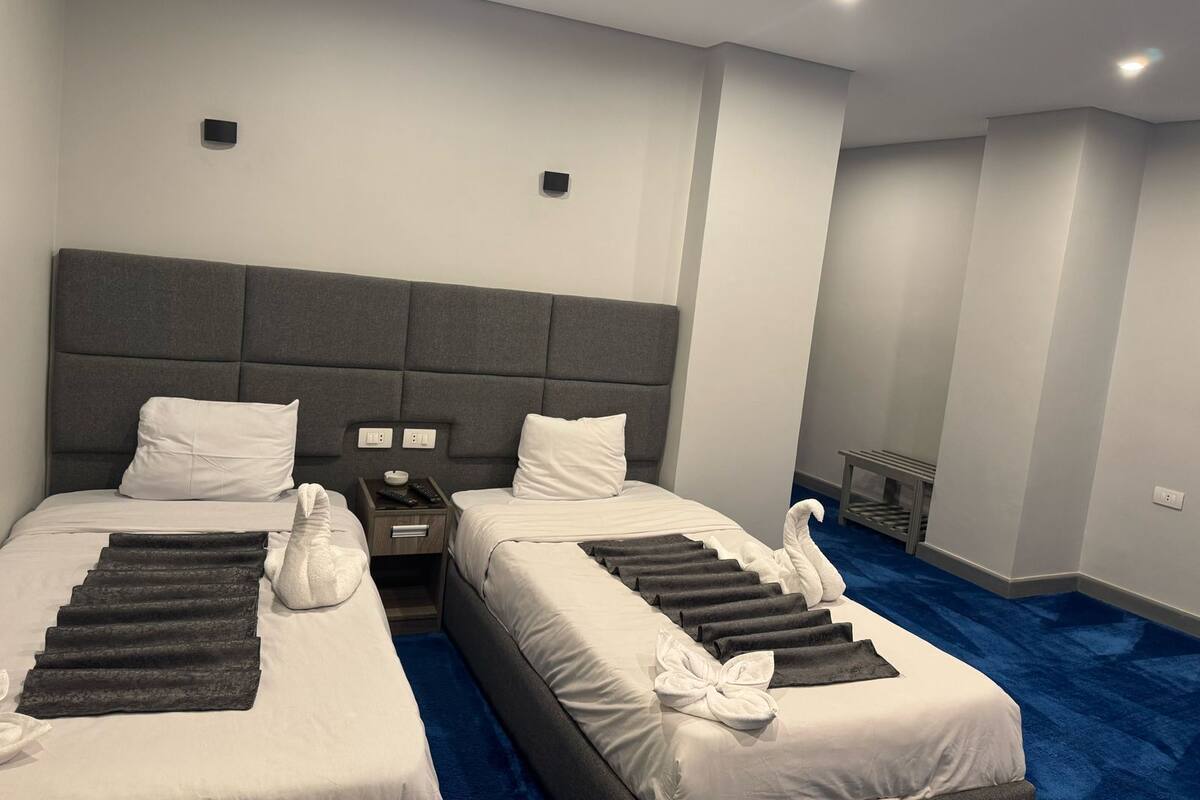 Habitación con 2 camas individuales | Espacio para trabajar con un portátil, cortinas opacas, wifi gratis