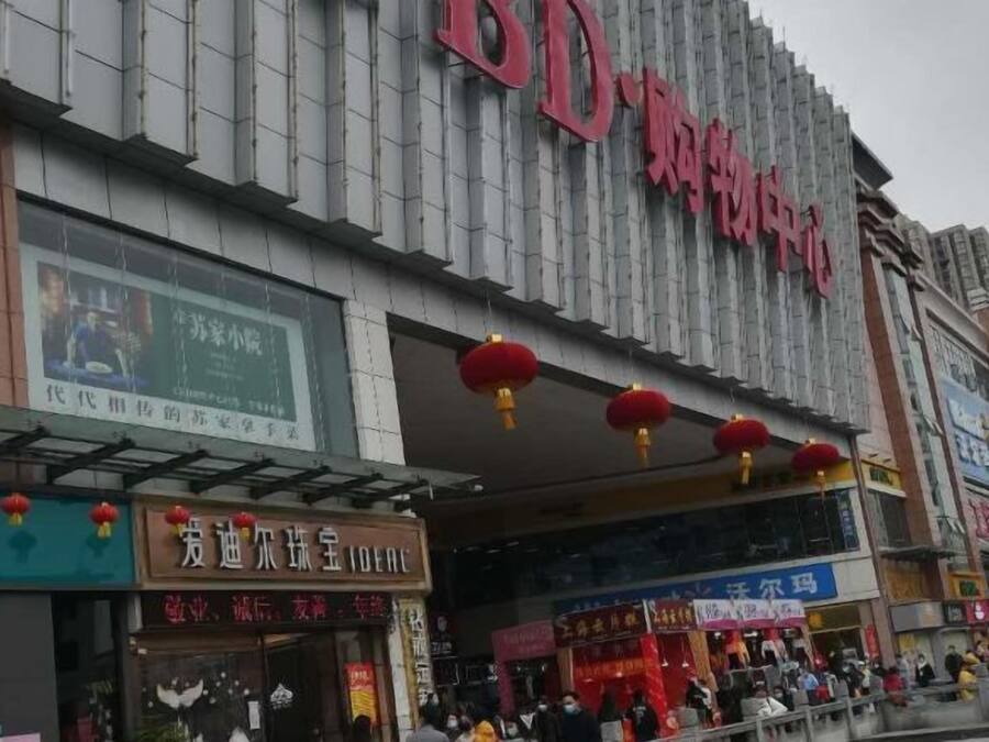 Ein Geschäftsgebäude mit mehreren Schaufenstern, darunter ein auffälliges 3D-Kino.