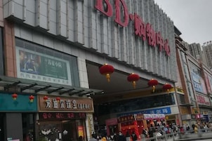 Un edificio comercial con varias fachadas, incluyendo un cine en 3D destacada.