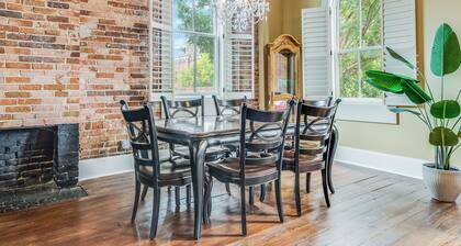 Historic Downtown Escape 2 bedroom Condo on the Bricks with Private Parking