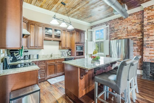 Historic Downtown Escape 2 bedroom Condo on the Bricks with Private Parking