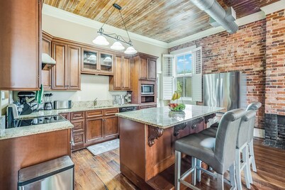 Historic Downtown Escape 2 bedroom Condo on the Bricks with Private Parking