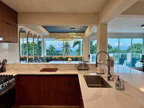 ثلاجة، ميكروويف، فرن، موقد طهي مسطح