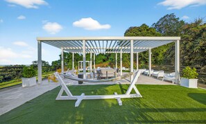 Outdoor dining - Rainforest Villa- Gorgeous Pool and Ocean Views (Mata de Plátano)