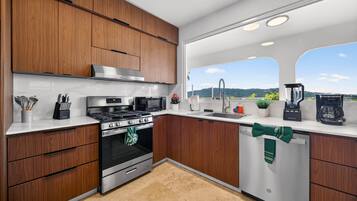 Frigorifero, microonde, forno, piano cottura