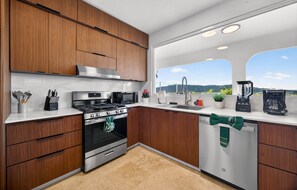 冷蔵庫、電子レンジ、オーブン、コンロ