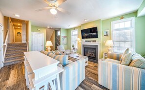 Smart TV, chimenea, libros