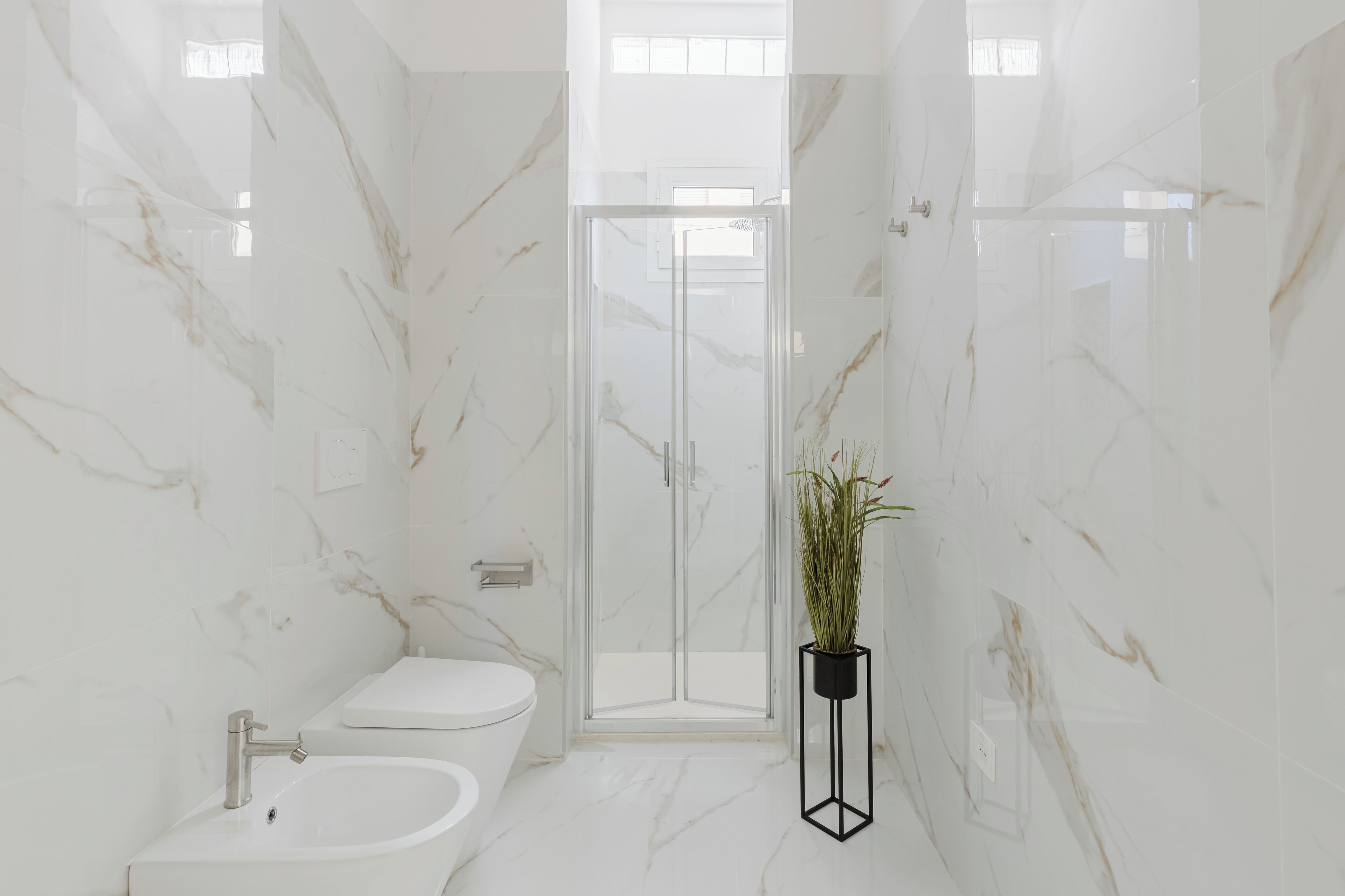 Camera familiare, vista cortile | Bagno | Doccia, asciugacapelli, pantofole, asciugamani