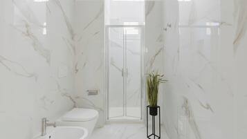 Camera familiare, vista cortile | Bagno | Doccia, asciugacapelli, pantofole, asciugamani