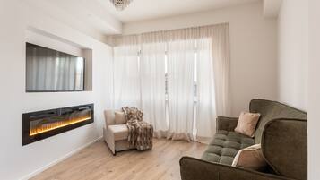 Luxury-Apartment, Stadtblick | Wohnbereich | Computerbildschirme, Drucker