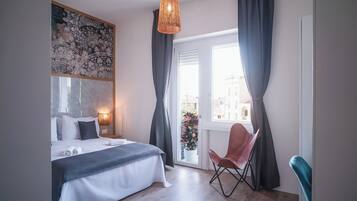 Camera Superior, vista città | Una cassaforte in camera, una scrivania, postazione laptop