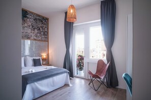 Habitació superior, vistes a la ciutat | Caixa forta a l'habitació i escriptori 