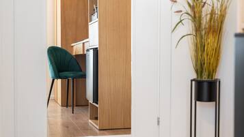 Una cassaforte in camera, una scrivania, postazione laptop