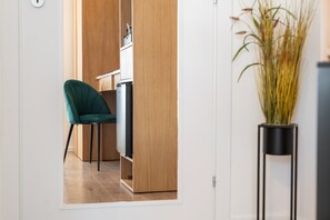 Een kluis op de kamer, een bureau, een laptopwerkplek