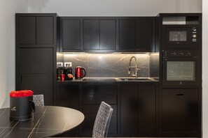 Luxury Apartment, City View | Private kitchen - New Elegance suites (Oristano)