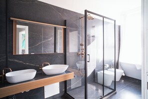 Apartamento superluxo, vista para a cidade | Banheiro | Chuveiro, secador de cabelo, chinelos, toalhas de banho