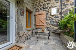 Exterior detail - A quiet corner 63 (SAINT FLORET)
