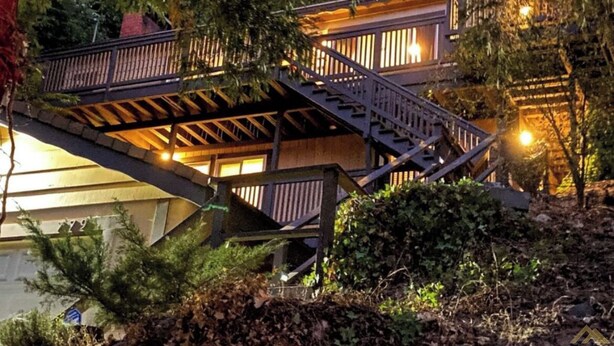 A multi-level wooden structure with a staircase, surrounded by trees and foliage. - Charming 4-bedroom house with AC and WiFi in awesome Crestline (Crestline)