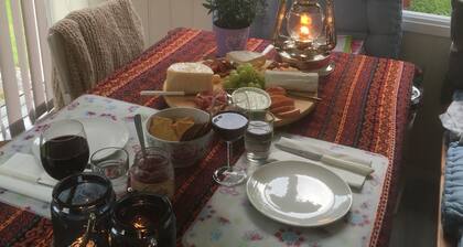 Beautiful and cozy cottage with 2 annexes (torp) and 8 beds