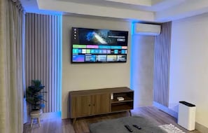 Interior - La Porta Della Casa - King Bed with Patio Hot Tub and Sun Deck (Fitts Village)