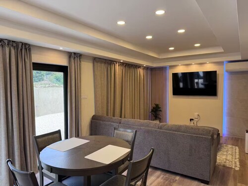 La Porta Della Casa - King Bed with Patio Hot Tub and Sun Deck