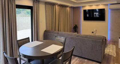 La Porta Della Casa - King Bed with Patio Hot Tub and Sun Deck