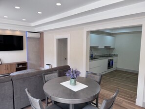 Interior - La Porta Della Casa - King Bed with Patio Hot Tub and Sun Deck (Fitts Village)