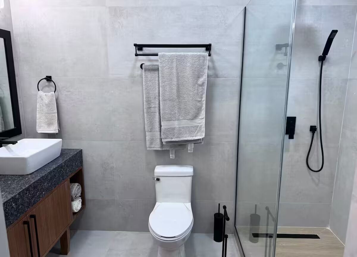 Douche, sèche-cheveux, serviettes fournies, savon