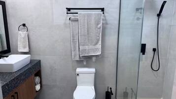 Douche, sĂšche-cheveux, serviettes fournies, savon