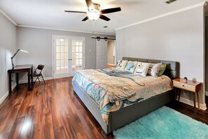 3 bedrooms, desk, iron/ironing board, travel cot