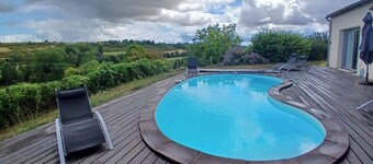 Spacious 6-person ground floor villa with pool, garden & Chalais chateau views.