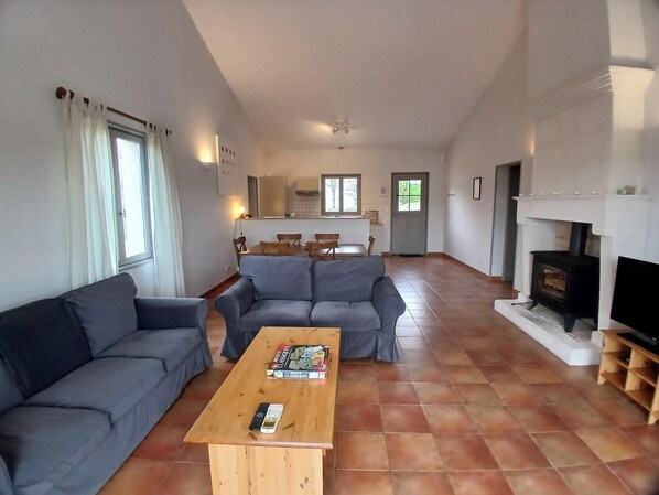 Smart-tv och ett bordtennisbord