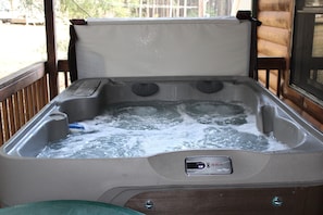 Outdoor spa tub - Cozy Cabin In Cook Forest with hot tub (Clarington)