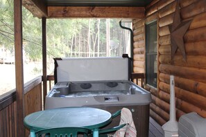 Outdoor dining - Cozy Cabin In Cook Forest with hot tub (Clarington)