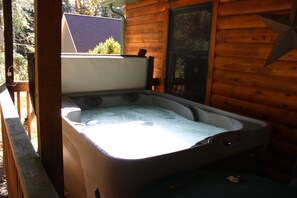 Outdoor spa tub - Cozy Cabin In Cook Forest with hot tub (Clarington)