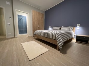 Caja de seguridad en la habitación y tabla de planchar con plancha 