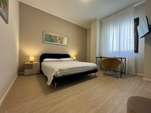 Quarto conforto | Cofres nos quartos, ferros/tábuas de passar roupa, Wi-Fi de cortesia