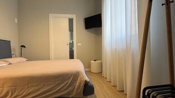 Quarto básico | Cofres nos quartos, ferros/tábuas de passar roupa, Wi-Fi de cortesia