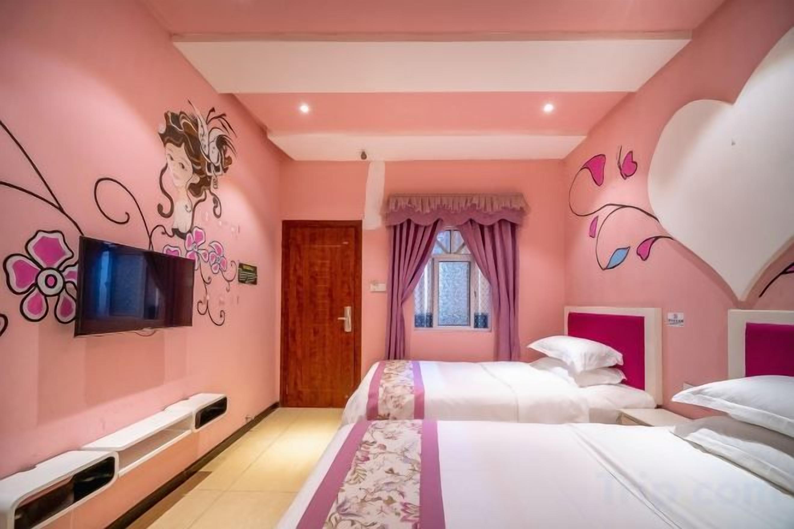 Un dormitorio con dos camas, un televisor y un ventanal con cortinas.