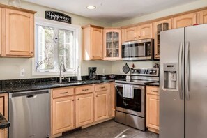 冷蔵庫、電子レンジ、オーブン、コンロ