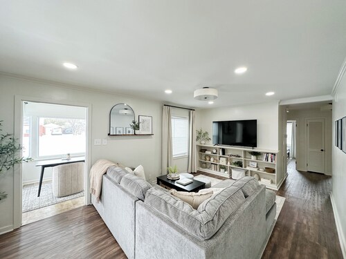 Spacious Comfy Evansville Home w/ Patio, Foosball & Yard Sleeps 8