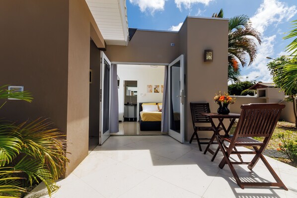 Studio, Garden View | Iron/ironing board, free WiFi, bed sheets - Las Palmeras Apartments (Willemstad)