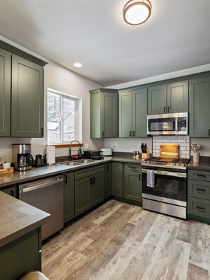 Kjøleskap, mikrobølgeovn, ovn og kokeplater