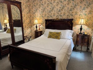 2 dormitorios y tabla de planchar con plancha