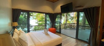 Cashewnut Cove Bungalow - Beach Front