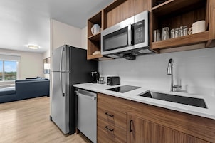 Cafetera/tetera, refrigerador con freezer, microondas, placa de cocina