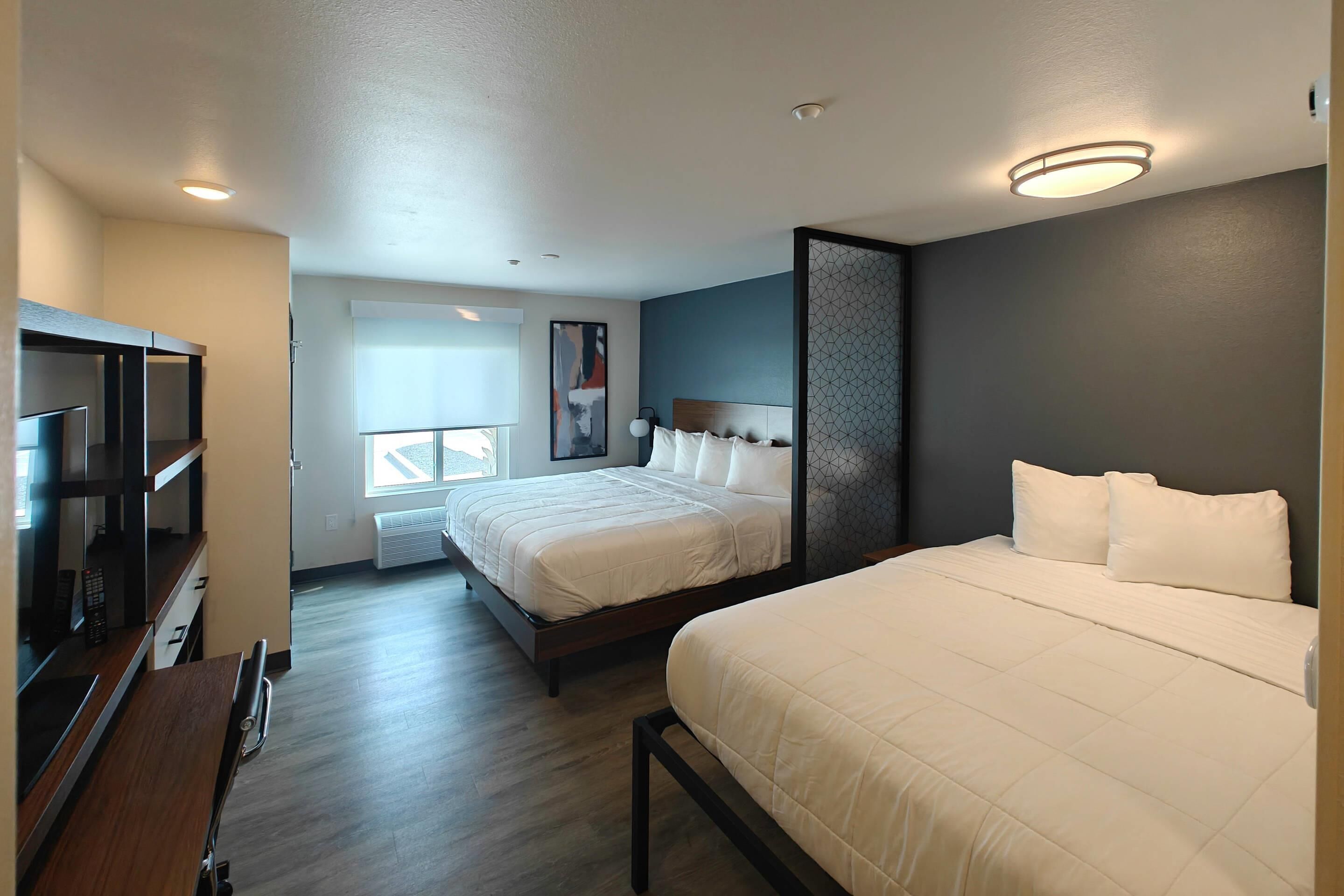 Escritorio, espacio para trabajar con laptop y cortinas blackout 