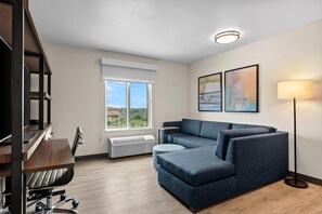 Svíta - 1 stórt tvíbreitt rúm - reyklaust (Upgrade) | Skrifborð, vinnuaðstaða fyrir fartölvur, myrkratjöld/-gardínur