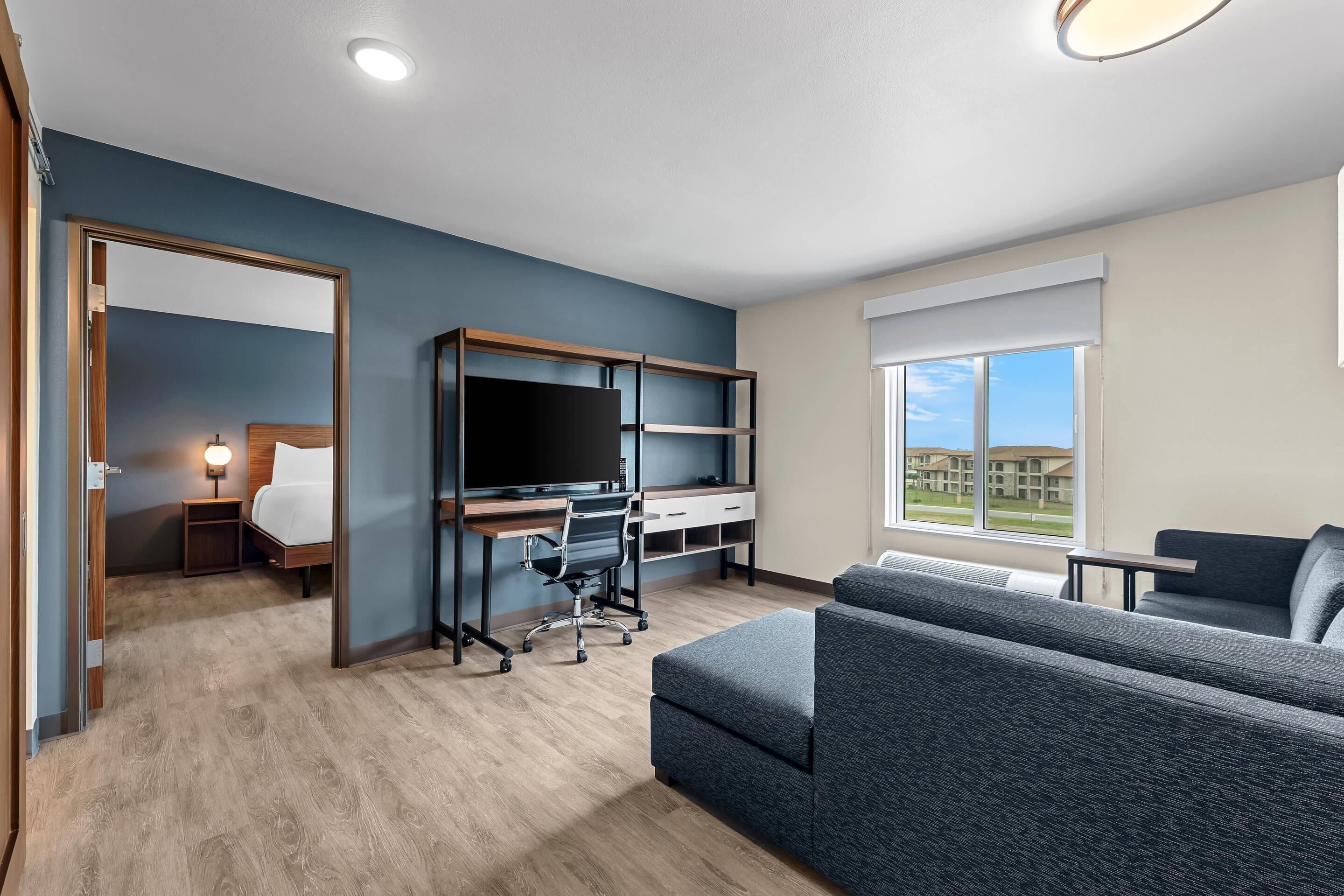Suite, 1 très grand lit, non-fumeur (Upgrade) | Bureau, espace de travail pour ordinateurs portables