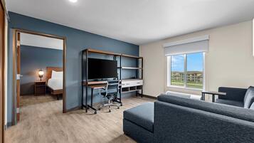 Suite, 1 très grand lit, non-fumeur (Upgrade) | Bureau, espace de travail pour ordinateurs portables